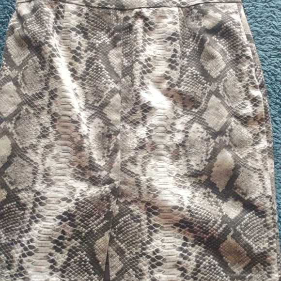 LN Michael Kors Snake Skin Patterned fitted skirt - Picture 3 of 5